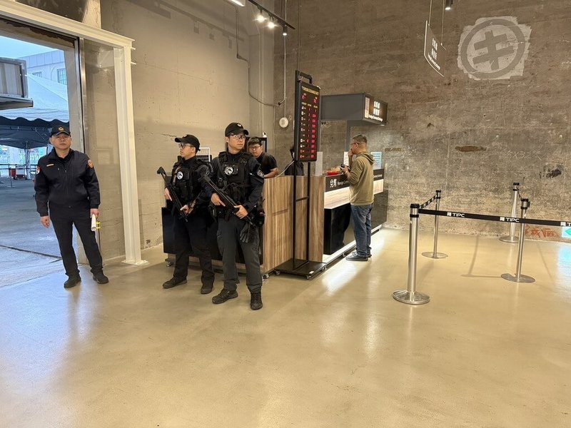 基隆港務警察總隊21日在基隆港西岸旅客中心及周邊增派警力，提升巡邏密度，加強守護港區秩序與民眾安全。（基隆港務警察總隊提供）中央社記者王朝鈺傳真 114年12月21日