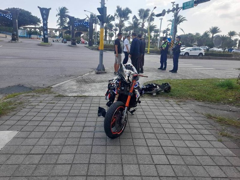大型重機徐姓騎士21日行經花蓮市南濱、和平路口時，疑闖紅燈撞上左轉自小客車，徐男頭部重創當場OHCA（到院前心肺功能停止），警消獲報到場將騎士送醫，急救後仍傷重不治，確切肇因警方調查。（民眾提供）中央社記者李先鳳傳真　114年12月21日