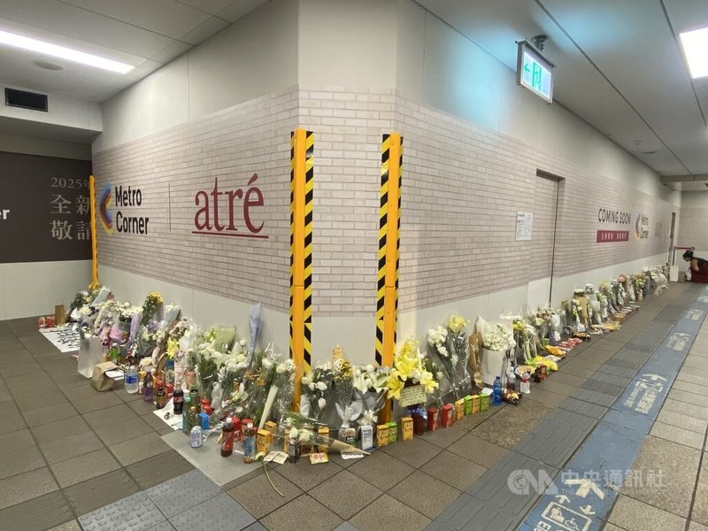 27歲張文19日隨機攻擊釀死傷，震驚各界。案發地包括北捷台北車站M7出口處（圖）和誠品南西店門前，21日仍有許多民眾到場送上鮮花悼念。中央社記者黃麗芸攝 114年12月21日