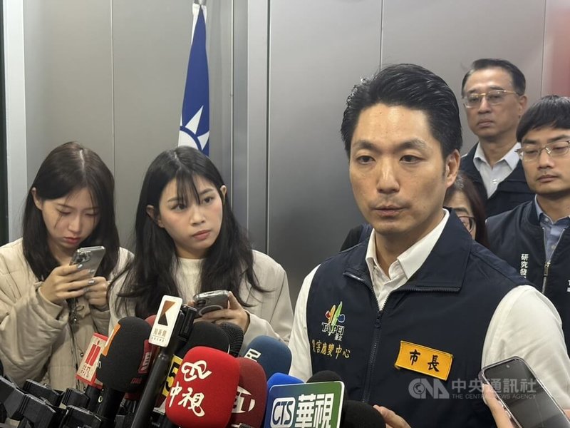 台北市長蔣萬安（前右）21日主持1219事件緊急維安應變小組會議後接受聯訪，媒體提問，有議員質疑犯案時間過長，可能與監視器失靈有關，蔣萬安指出，台北捷運公司回報，同一個場域都有裝設多支監視器，由相關主機進行系統控管，可相互備援。中央社記者楊淑閔攝　114年12月21日