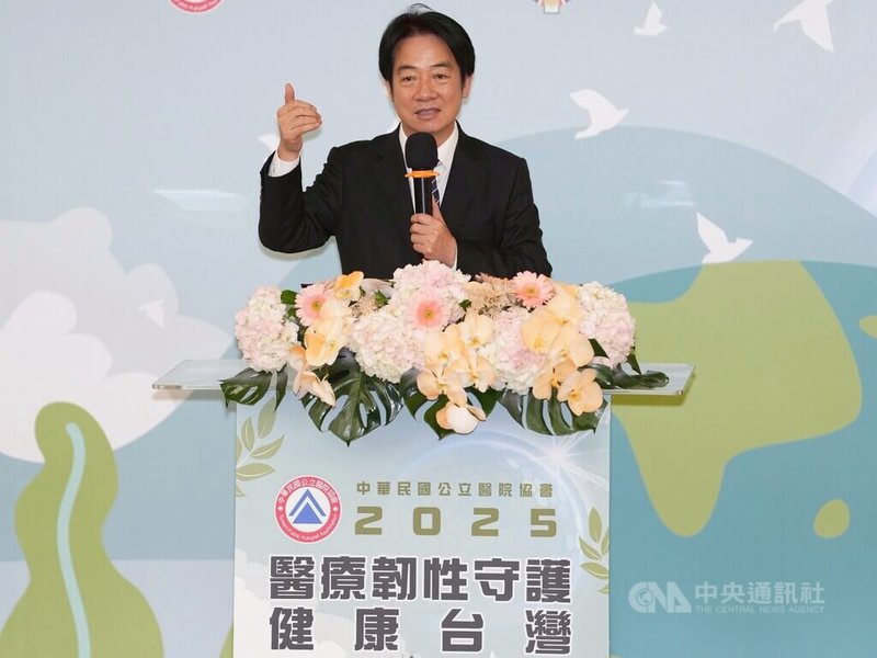 總統賴清德（圖）21日出席「醫療韌性守護健康台灣」研討會時表示，「國家藥物韌性整備計畫」預計投入新台幣240億元，自民國115年起為期4年，目標在強化藥物原料的韌性，涵蓋生產製造、儲存管理與智慧調控等面向。中央社記者徐肇昌攝　114年12月21日