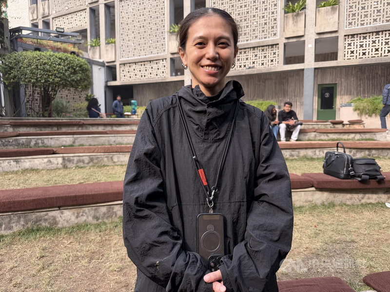 台灣表演藝術團體「小事製作」副團長，也是這次表演的編舞者林素蓮（如圖）表示，無論在世界哪個國家，每個地方都會有快樂的事情，也有很多悲傷的事情，這次的作品就是希望，不管怎麼樣，大家能很有力量的繼續生活下去。中央社記者李晉緯新德里攝　114年12月21日