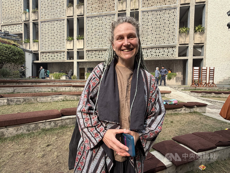 舞蹈家多利尼納（Kristina Luna Dolinina）（圖）在德里觀賞台灣表演藝術團體「小事製作」的演出後，稱讚「小事製作」在沒有太多舞台聲光效果的情況下，僅用最真誠的演出，就打動所有人的心。中央社記者李晉緯新德里攝　114年12月21日