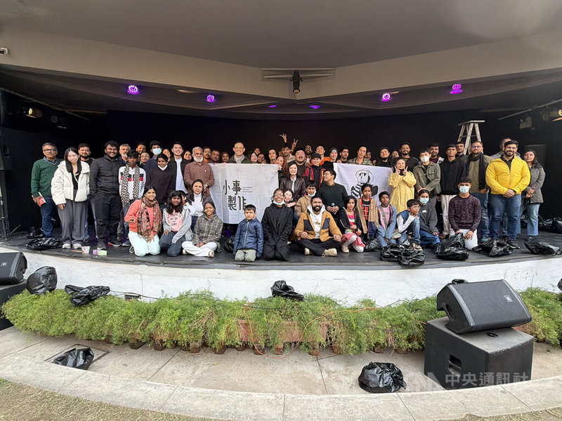 台灣表演藝術團體「小事製作」先後在孟買、德里演出，作品充滿正能量，表演獲得印度觀眾高度評價。圖為「小事製作」於德里演出後，觀眾興奮地與其合影。中央社記者李晉緯新德里攝　114年12月21日