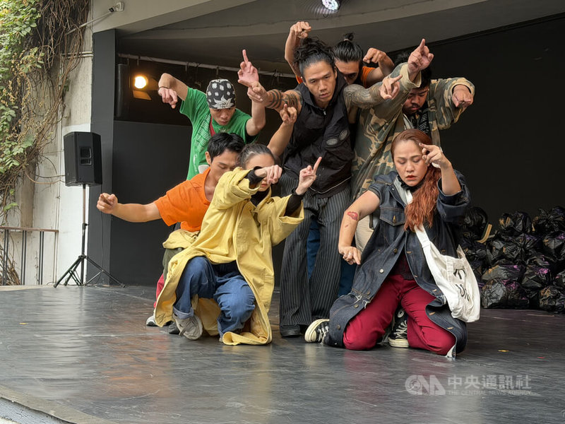 台灣表演藝術團體「小事製作」先後在孟買、德里演出，其作品MORE MORE Paradise希望傳達正能量，助人走過生命低谷。圖為「小事製作」於德里的演出。中央社記者李晉緯新德里攝　114年12月21日