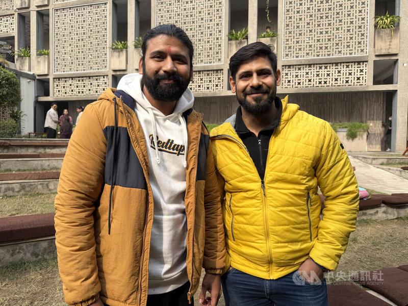 台灣表演藝術團體「小事製作」在德里的演出，深深打動觀眾印度薩克納（Mayur Saxena）（圖左）及坎比里（Eshaan Kambiri）（圖右）的心。中央社記者李晉緯新德里攝　114年12月21日