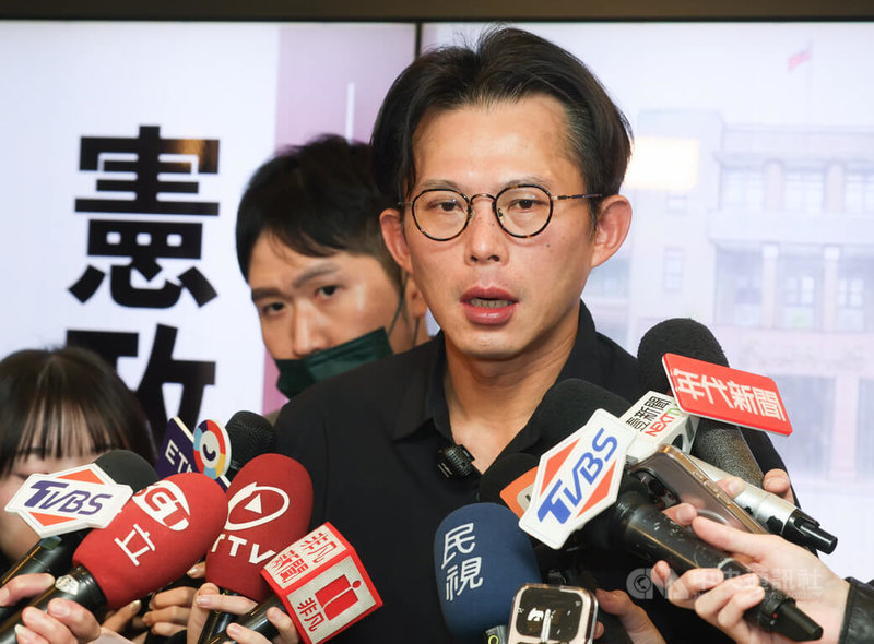 民眾黨主席黃國昌（前）21日在台北出席「憲政還是亂政？從拒絕副署看行政權的邊界與失控」公民論壇，會前接受媒體聯訪，回應憲法法庭判決憲訴法修法違憲等議題。中央社記者謝佳璋攝  114年12月21日