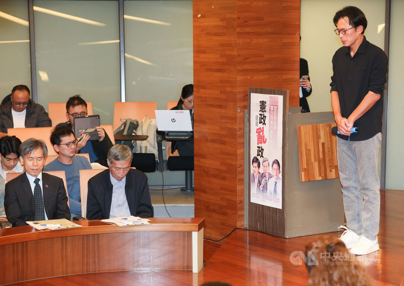 台北車站及中山商圈發生隨機攻擊案，釀嚴重死傷。民眾黨主席黃國昌（右）21日下午在台北出席「憲政還是亂政？從拒絕副署看行政權的邊界與失控」公民論壇，致詞時向罹難者表達哀悼。中央社記者謝佳璋攝　114年12月21日