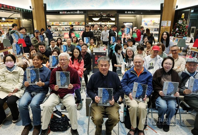 資深攝影工作者葉陶軒（前中）21日下午在誠品書店新店裕隆城舉辦個人首本空拍攝影集「垂景」新書分享會，與眾人分享創作契機、拍攝故事與作品靈感。中央社記者郭日曉攝　114年12月21日