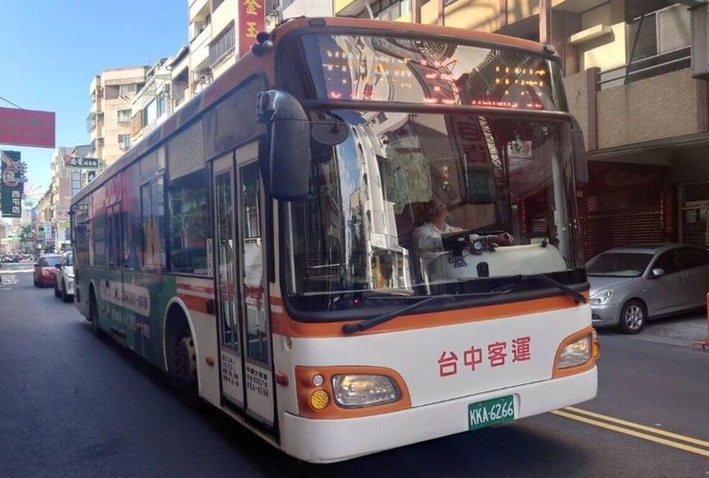 民主進步黨台中市議員陳俞融21日憂心公車駕駛缺額高，台中市政府若無有效對策，公車系統恐將面臨崩潰。（陳俞融服務處提供）中央社記者郝雪卿傳真  114年12月21日