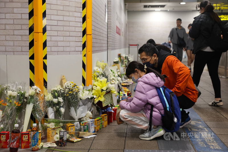 台北市日前發生張文隨機攻擊案，台北市府在事發地點設置悼念空間。小朋友在家長陪同下在現場悼念受害者。中央社記者吳家昇攝 114年12月21日