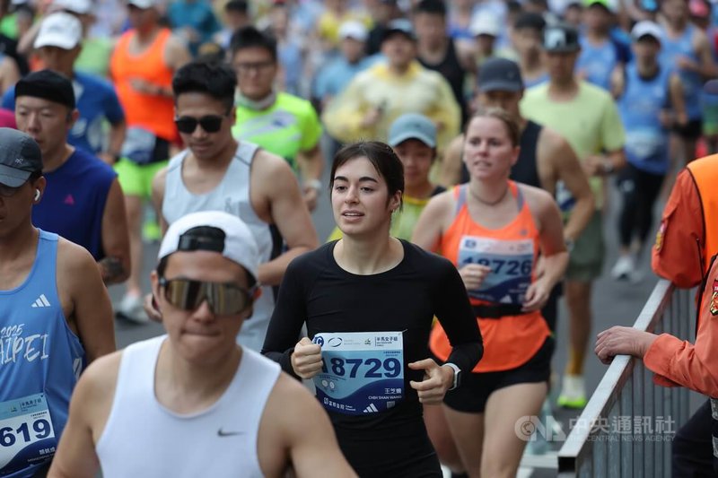 台北馬拉松21日上午在台北市政府廣場前開跑，今年總參賽人數近3萬名，亦有外國朋友一同參與賽事。中央社記者翁睿坤攝 114年12月21日
