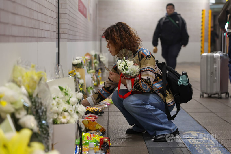 張文隨機攻擊案造成多人傷亡。台北市府在事發地點設置悼念空間。21日在現場民眾獻花悼念受害者。中央社記者吳家昇攝 114年12月21日
