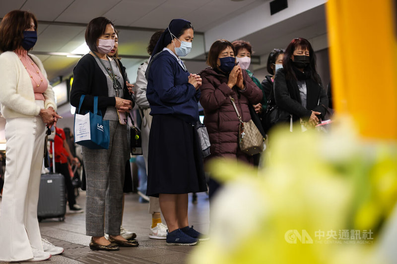 台北市日前發生張文隨機攻擊案造成多人傷亡。台北市府在事發地點設置悼念空間。21日在事發現場有不少民眾悼念受害者。中央社記者吳家昇攝 114年12月21日