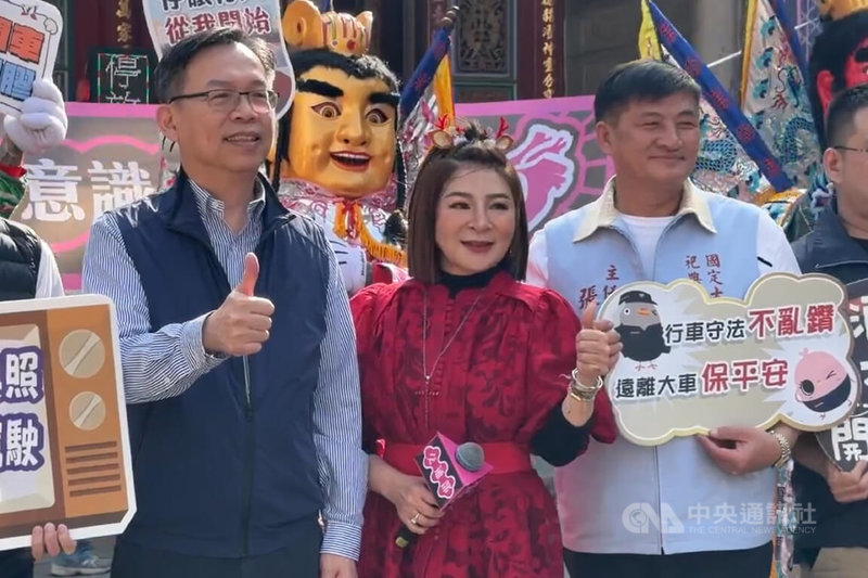 交通部公路局與台南祀典大天后宮合作，21日在廟前廣場舉辦宣導用路人風險意識活動，藝人王彩樺（前中）與交通部次長林國顯（前左）等人到場。中央社記者楊思瑞攝  114年12月21日