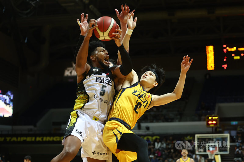 台灣職業籃球大聯盟（TPBL）新北國王隊21日在主場新莊體育館出戰新北中信特攻隊，國王隊洋將傑登（左）攻下13分14籃板，用雙十表現助隊以85比78獲勝。中央社記者王騰毅攝　114年12月21日