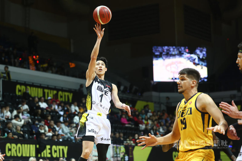 台灣職業籃球大聯盟（TPBL）新北國王隊21日在主場新莊體育館出戰新北中信特攻隊，國王後衛林書緯（左）攻下10分傳出5助攻，助隊以85比78獲勝。中央社記者王騰毅攝　114年12月21日