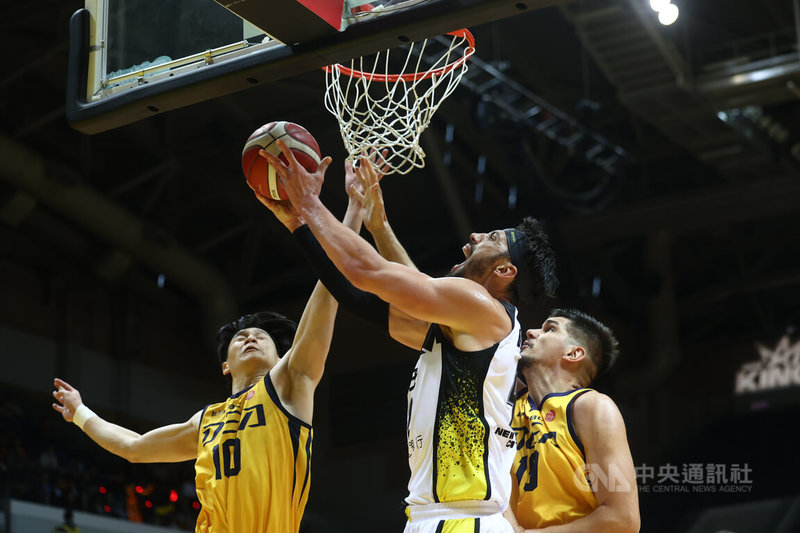 台灣職業籃球大聯盟（TPBL）新北國王隊21日例行賽迎戰新北中信特攻隊，國王洋將沃許本（中）全場攻下18分12籃板，助隊以85比78拿下主場勝利。中央社記者王騰毅攝  114年12月21日