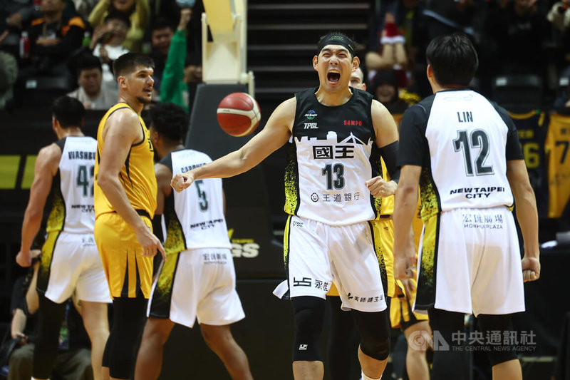 台灣職業籃球大聯盟（TPBL）新北國王21日在新莊體育館交手新北中信特攻，國王隊射手呂政儒（中右）外線發飆投進4顆三分球，全場攻下18分，助隊以85比78勝出。中央社記者王騰毅攝　114年12月21日