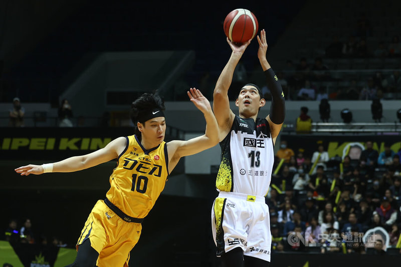 台灣職業籃球大聯盟（TPBL）新北國王與新北中信特攻21日在新莊體育館交手，國王陣中呂政儒（右）攻下全隊最高的18分，終場助隊以85比78拿下勝利。中央社記者王騰毅攝　114年12月21日
