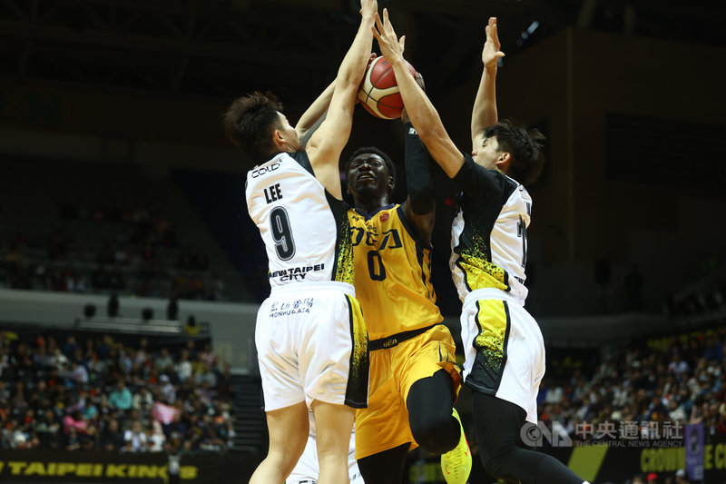 台灣職業籃球大聯盟（TPBL）新北中信特攻21日在新莊體育館對上新北國王，特攻當家球星阿巴西（中）遭遇嚴防，全場僅得9分，終場球隊不敵對手吞敗。中央社記者王騰毅攝　114年12月21日