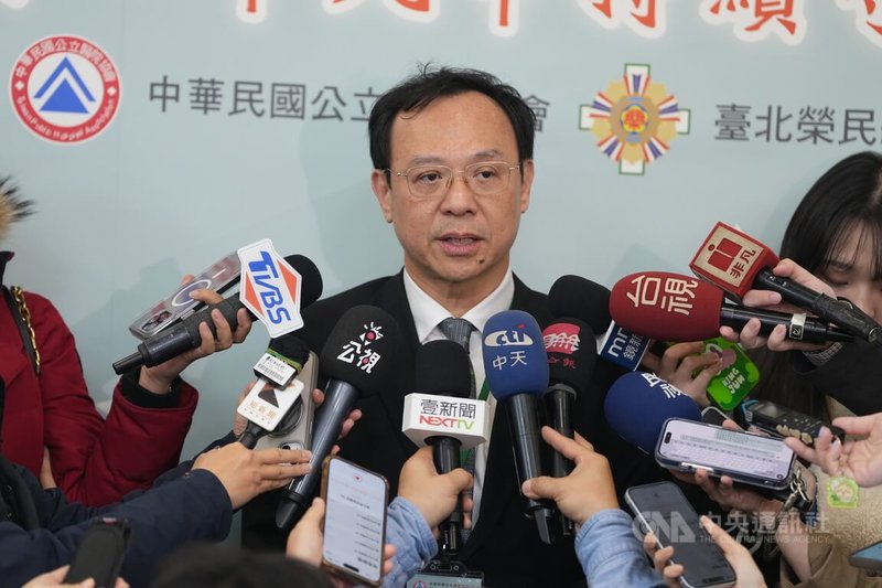 台北捷運台北車站、中山商圈隨機傷人案造成多人死傷，外界質疑社安網現破洞，衛福部長石崇良（中）21日表示，這次個案無蛛絲馬跡，潛在風險待釐清，不宜妄測。中央社記者徐肇昌攝　114年12月21日