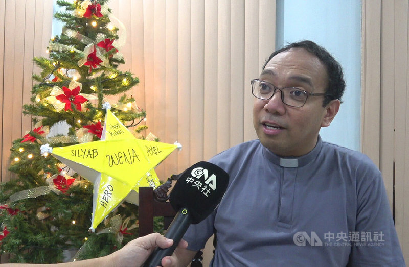 耶誕節臨近，菲律賓到處可見巴洛爾燈籠。神父馬杜古魯朗表示，燈籠象徵「伯利恆之星」，為充滿試煉的生活帶來希望。中央社記者林行健攝 114年12月21日