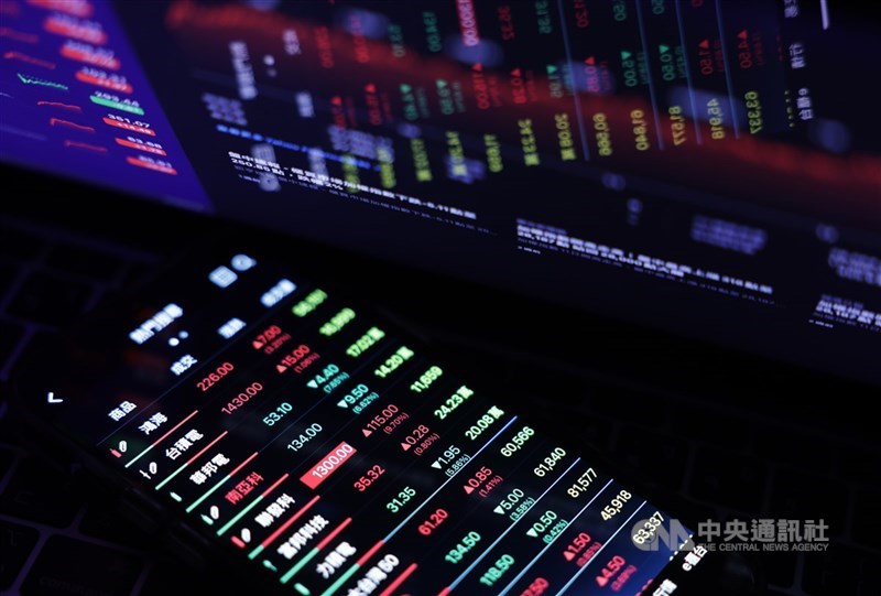 台股上週週線下跌501 .67點，中止週線連3紅。法人認為，在外資陸續進入耶誕假期下，台股本週賣壓趨緩，可望呈現量縮震盪盤堅、類股輪動格局。（中央社檔案照片）