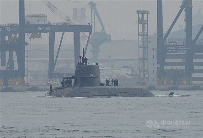 圖為海鯤號11月28日出海進行第5次浮航測試。（中央社檔案照片）