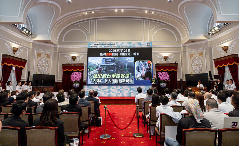 獲得「2025總統盃黑客松」卓越團隊獎殊榮的「肝苦人」團隊成員之一、新北市政府消防局特搜大隊慈福分隊小隊長陳暉翰說明專案內容。（總統府提供）中央社記者葉素萍傳真 114年12月21日