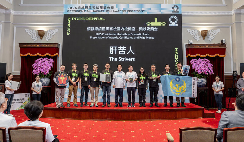 「肝苦人團隊」，共同研擬「冰與火之歌：飛騰熱血和智慧冷鏈」專案，以無人機冷鏈技術建構空中醫療物流，並獲得今年的總統盃黑客松卓越團隊獎肯定。（總統府提供）中央社記者葉素萍傳真 114年12月21日