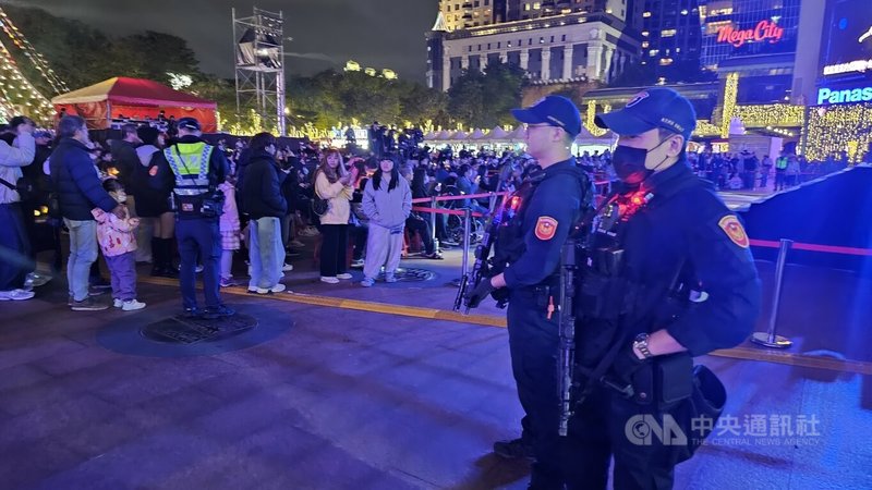 2025新北耶誕平安晚會21日晚間登場，由於19日才剛發生張文隨機傷人案，在活動現場周邊可見許多員警進駐，荷槍實彈加強戒備。中央社記者王鴻國攝　114年12月21日