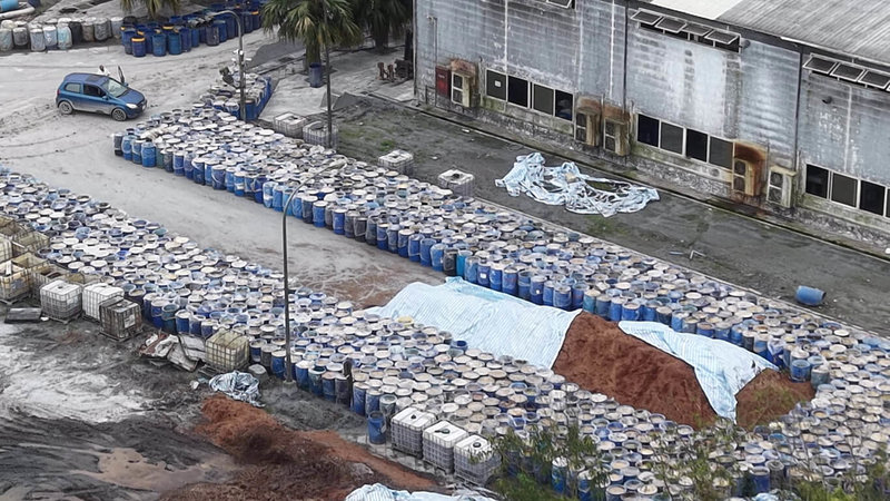 受花蓮馬太鞍溪堰塞湖洪災影響，鳳林鎮環科園區廚餘處理廠搶災後雖恢復運作，但日處理量降至10公噸，目前現場暫置逾1000桶、約160公噸廚餘待去化。（民眾提供）中央社記者李先鳳傳真　114年12月21日