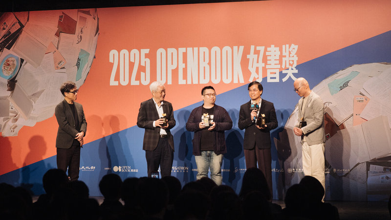2025 Openbook好書獎21日在台北頒獎，詩人向陽（左2）、陳允元（中）主編作品「暗房與光：臺灣白色恐怖詩選」獲年度中文創作獎肯定。向陽致詞時表示，「這套書是眾多詩人用他們的作品，幫助我們回憶那樣的年代，裡面沒有恨、只有愛，如同書名一樣，打開暗房，我們就能看到光」。（Oepnbook閱讀誌提供）中央社　114年12月21日