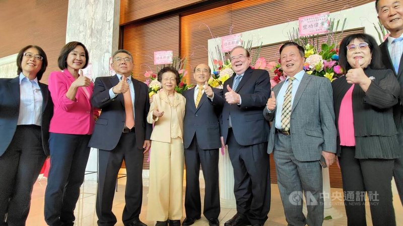 前立法院長王金平（中）21日在高雄舉行「從政50年感恩餐會」，席開170多桌，場面熱鬧。中央社記者蔡孟妤攝 114年12月21日