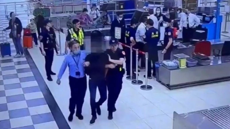 一名外籍男子21日入境高雄國際機場時，被海關及安檢人員發現託運行李有異，但男子複查時不配合，還趁隙竄逃，後續遭警方圍捕並查出他涉嫌攜帶毒品，全案依法偵辦中。（航空警察局高雄分局提供）中央社記者張已亷傳真　114年12月21日