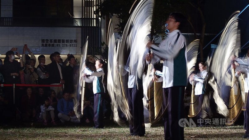 日本東京農業大學第二高等學校吹奏樂部「翡翠騎士」21日晚間在嘉義市帶來快閃演出，團員動作整齊劃一，以青春節奏與觀眾零距離交流。中央社記者蔡智明攝　114年12月21日