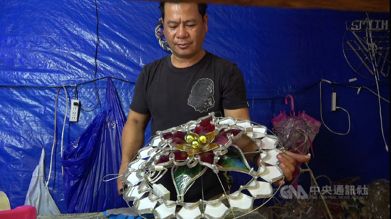 耶誕節臨近，菲律賓巴洛爾燈籠再次照亮住家、教堂與街道。圖為燈籠師父利托製作燈籠。中央社記者林行健攝 114年12月21日