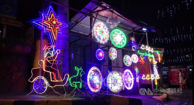 耶誕節接近，菲律賓馬尼拉街頭出現許多巴洛爾燈籠店，在夜光中閃耀。中央社記者林行健攝 114年12月21日