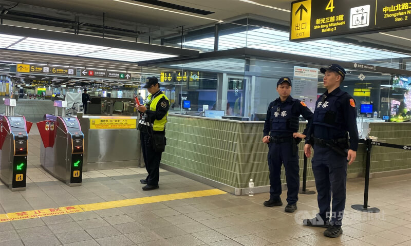 台北市19日晚間發生隨機傷人事件釀死傷，引發社會關注。距離案發地點之一的誠品南西店最近的台北捷運中山站內20日凌晨收班前，持續都有警力戒備維安。中央社記者黃旭昇台北市攝　114年12月20日