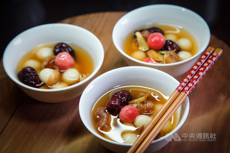 在冬至食用湯圓象徵這一年的圓滿，也寓意增長1歲。（中央社檔案照片）