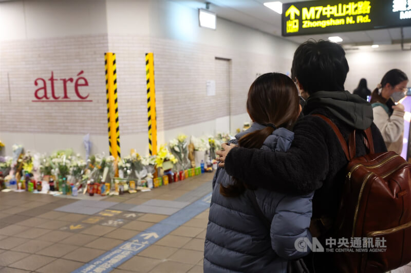 張文隨機攻擊案造成多人傷亡。台北市府在事發地點設置悼念空間。民眾21日在現場駐足，悼念受害者。中央社記者吳家昇攝 114年12月21日
