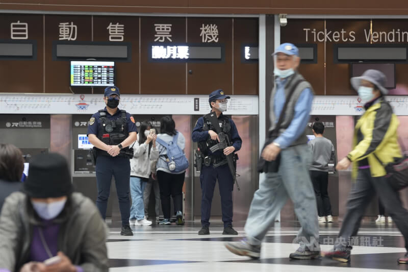 北捷台北車站、中山站周邊19日晚間接連發生投擲煙霧彈、嫌犯張文持刀隨機傷人案。警方20日在人潮密集的台北車站大廳持槍戒備。中央社記者徐肇昌攝 114年12月20日