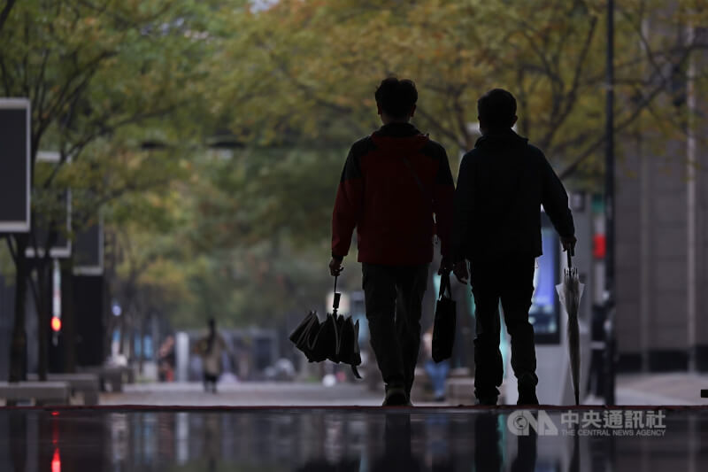 圖為台北市信義區民眾帶雨傘出門。中央社記者翁睿坤攝 114年12月21日