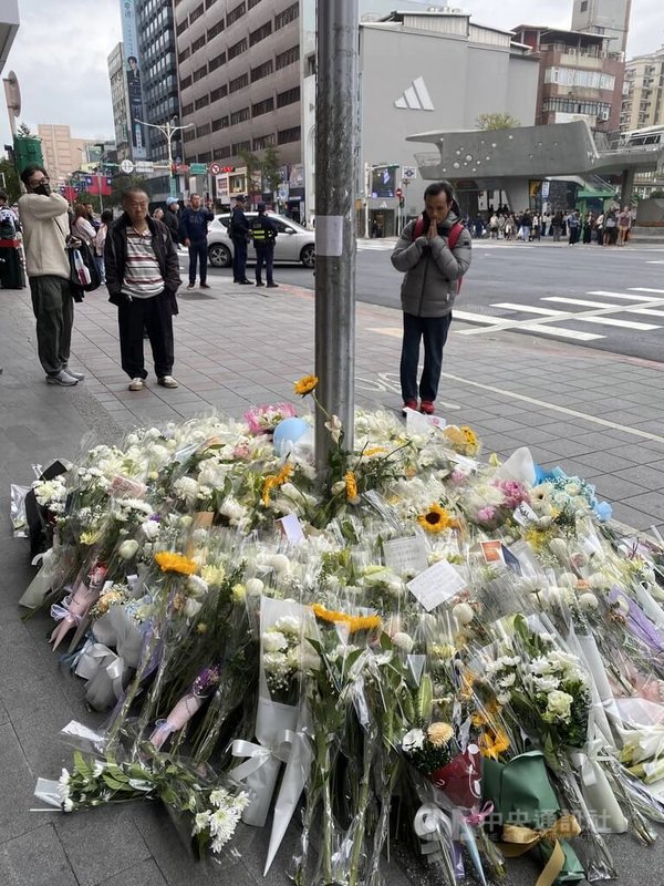 台北捷運台北車站、中山站周邊19日晚間接連發生投擲煙霧彈及持刀隨機傷人案，過程共造成3名民眾死亡、11人受傷，犯嫌張文最後也墜樓不治。中山站附近21日有許多民眾獻花悼念。中央社記者黃麗芸攝 114年12月21日