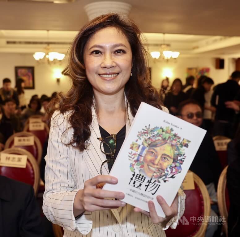 前總統府發言人Kolas Yotaka（圖）21日下午在台北舉辦新書簽書會，開心向媒體展示全新著作「禮物：一本關於台灣認同的書」。中央社記者王飛華攝　114年12月21日