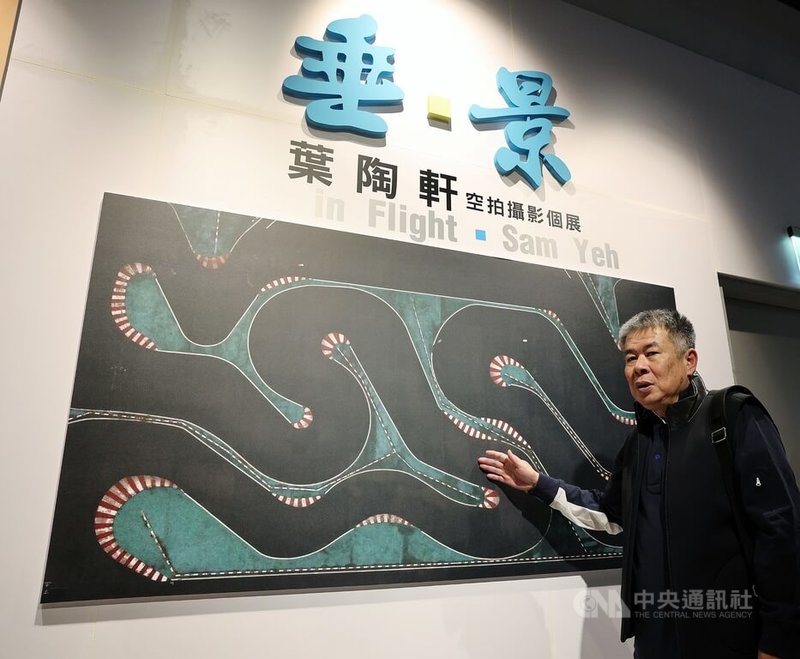 資深媒體人暨專業攝影工作者葉陶軒（圖）21日下午在新北市舉辦空拍攝影集「垂景」新書分享會，並親自導覽空拍攝影個展展出作品、分享心得。中央社記者郭日曉攝　114年12月21日