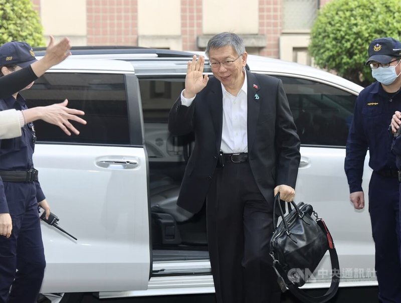 台北地方法院22日審理京華城及前台北市長柯文哲政治獻金案，柯文哲（中）到庭前與支持者揮手致意。中央社記者張皓安攝 114年12月22日