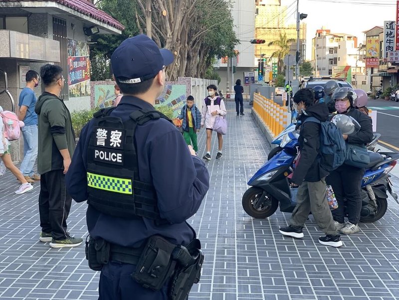 台中市警察局加強護童勤務，在學校校門口、周邊路口以及通學動線，人車往來頻雃處，增加見警率提高即時應變。（中市警局提供）中央社記者趙麗妍傳真 114年12月22日