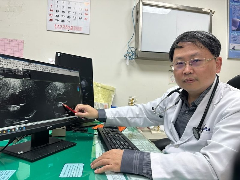 衛生福利部豐原醫院心臟內科醫師王敏雄（圖）指出，多數心房中膈缺損患者在年輕時並無症狀，往往到20至40歲才陸續出現不適，提醒民眾若出現心悸、喘、疲倦或運動耐受度下降等症狀，不應輕忽。（豐原醫院提供）中央社記者趙麗妍傳真　114年12月22日